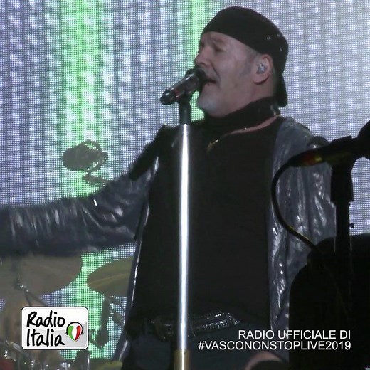 “La la la la la la la, fammi vedere! La la la la la la la, fammi godere!” Vasco Rossi irriverente e scatenato! #vascononstoplive2019 #radioufficiale | Radio Italia