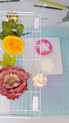 Gum Paste Peony 👀🙌🏻 • • • • • • • #gumpaste #gumpasteflowers #sugarflowers #sugarflower #sugarflowerart #artsugar #cake #cakes #cakedecorator #cakedesign #cakedecorating #cakeart #cakeartist #cakedecoratorsofinstagram #cakesupplies #topper #toppers #flowers #birthdaycake #weddingcake #weddingcakes #cakemaker #roses | Garden Sugar Flowers