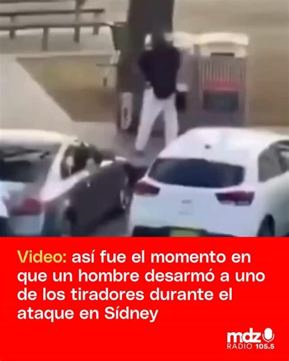 MDZ Radio | 105.5 on Instagram: "🔴Este domingo se registró un trágico ataque antisemita en Bondi Beach, en Sydney, Australia, mientras se celebraba Hanukkah, una festividad de la colectividad judía. El hecho dejó un saldo de 12 personas fallecidas y más de 25 heridas. 👉 En medio del caos, una persona tuvo un accionar heroico: logró acercarse por detrás a uno de los atacantes, inmovilizarlo y desarmarlo en pleno tiroteo. Luego de escapar, el atacante se reunió con un cómplice que continuaba dis