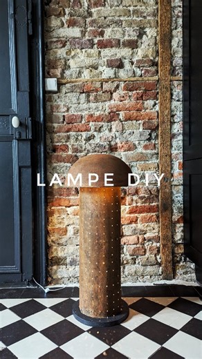 Comment tu la trouves cette lampe qu'on a fabriquée ? 😊 Nous, on est plutôt fiers de nous, ça faisait longtemps qu'on avait envie de tester de faire rouiller du métal pour obtenir un joli effet décoratif et là ça s'y prêtait carrément ! On a donc utilisé la gamme des produits @owatrolfrance et maintenant on a envie de tout faire rouiller 😋 Produits utilisés : - Primaire d'accroche ESP - Revêtement aspect rouille Reactiv Leaf Rust (il existe d'autres effets comme le bronze ou le cuivre) - Activ