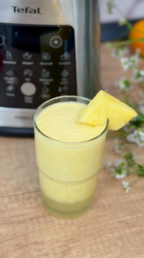 Cu blenderul Tefal PerfectMix Cook am facut aceasta reteta sanatoasa de Pina Colada si pot spune ca este mult mai mult decat un blender clasic. Mi-am ales reteta direct din aplicatia My Tefal, unde poti gasi sute de retete diverse, ghidate pas cu pas. Pentru ca imi doream ceva racoritor, am cautat retete care contin gheata. Am gasit o reteta simpla de Pina Colada, am pus toate ingredientele in blender si a fost gata in doar cateva minute. Blenderul are 10 programe automate pentru retele calde si