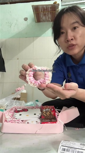 Quà tặng cho người yêu cũ: gói kẹo và lời chúc Kha hạnh phúc