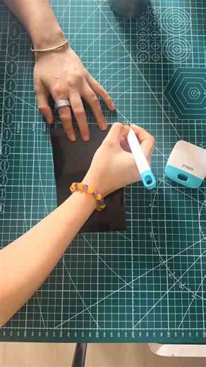 Creating a Stunning Rhinestone Tiger Print Tumbler