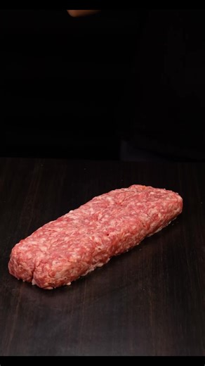 Этот трюк я узнал от мясника! Я готовлю фарш только так! Ингредиенты мясной фарш: 1.4 кг сливочный сыр : 200 г тостовый хлеб: 150 г молоко: 150 мл сладкий перец, красный: 1 шт яйца : 2 шт чеснок : 20 г морковь : 1 шт лук: 2 шт картофель : 1 шт петрушка : 10 г моцарелла : 100 г сыр чеддер: 100 г соль: 2 г черный перец: 1 г сладкая паприка : 3 г соус барбекю : 100 г морковь : 3 шт огурцы: 3 шт петрушка : 20 г греческий йогурт : 100 г лимон: 1 шт мед : 30 г хлопья острого перца : 1 г соль: 2 г черн