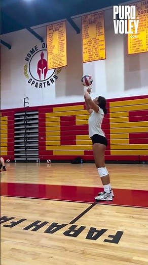 Ejercicio de dominio del balón y armado en el voleibol