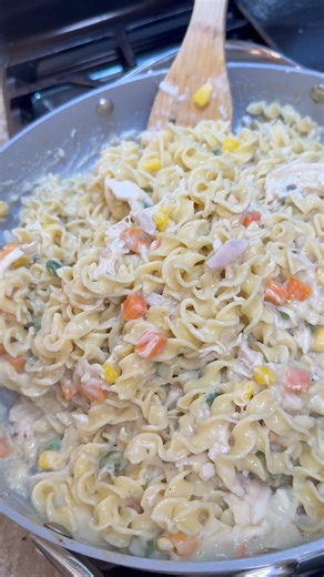 Chicken Pot Pie Pasta ➡️ https://aldentediva.com/chicken-pot-pie-pasta/ | Al Dente Diva Food & Recipes