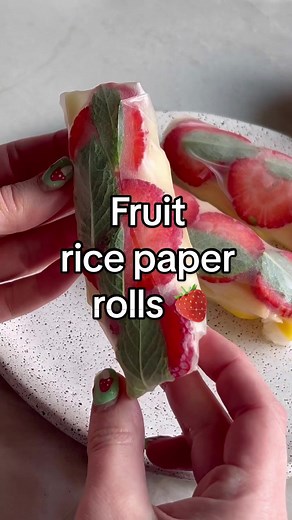 Fruit rice paper rolls 🍉😍 SO easy and refreshing 😮‍💨 #summerrecipes #healthysnacks #easyrecipe #glutenfree #dairyfree #healthyfood #snackideas #summervibes