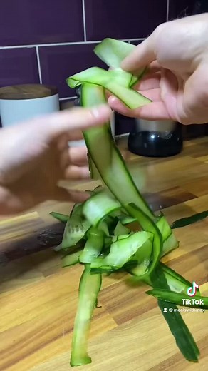 Little cucumber tip! 🥒 #maxskitchenhacks #cucumber #vegatablepeeler #salad #foodhack #kitchentip