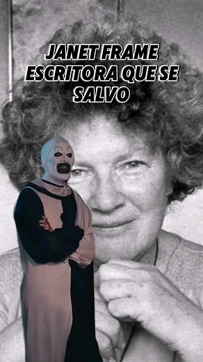 Janet Frame, escritora neozelandesa, quién enfrentó años de tratamientos psiquiátricos que incluían electroshocks y la amenaza de una lobotomía. Sin embargo, su talento literario la salvó. Su primer libro, "The Lagoon and Other Stories", fue aclamado por la crítica y evitó la lobotomía de Janet, marcando el inicio de una exitosa carrera literaria. #bookstagramcolombia #datosdeescritores #datoscuriososliterarios #janetframe | Estado Lector | Facebook