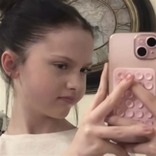 Saw this is ionas reposts 😏 @IONA 🌚 #princess #clock #run #phone #girl