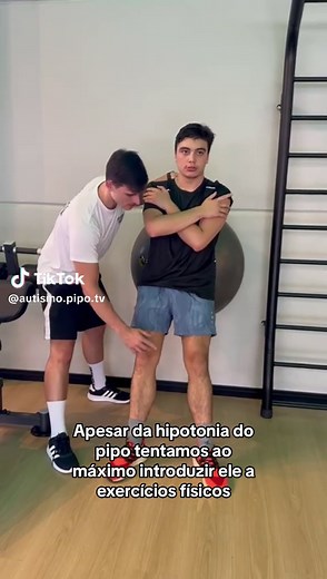 Treinamento na academia para crianças com hipotonia