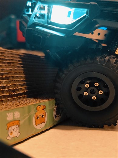 New motor. Previously, the 370 motor released a bit of smoke after being paired with a Hobbywing 1060 ESC. After checking, it turned out the ESC wasn’t the problem. The issue was with the motor and gearbox movement itself. The internal metal gears felt too stiff to rotate, like the gearing was too tight. So I bought another 370 motor and swapped the metal gears back to plastic. Turns out, it runs much smoother. Honestly, the plastic parts from MN aren’t that bad. They’re usable, but you have to 