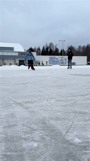 Kde všude se dá bruslit? ⛸️ Stačí brusle nasadit a projet se nově tam, kde trénovala i Martina Sablíková👏 Po dlouhých osmi letech má Ždár nad Sázavou znovu ledový ovál🏒🧊 🎥 Štefan Vidovič #zdarnadsazavou #brusleni #zima | Lenka Kovandová