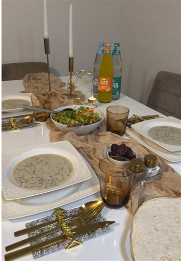Leckere Hähnchenspieße und Champignonsuppe für Iftar