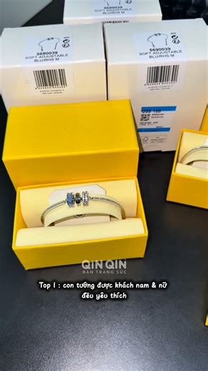 Bán Pandora & Swarovski Authentic on Instagram: "Mẫu vòng tay Swarovski Connexus “Love Is Around” mang thông điệp “tình yêu luôn xung quanh” - đều được cả khách nam & nữ yêu thích 🩵✨#qinqinbantrangsuc #swarovski"
