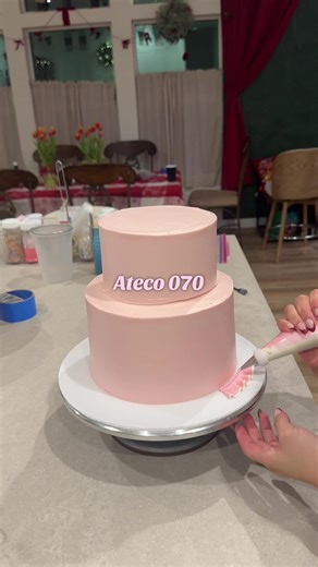 Ruffle Tip 🤍💕 #cakedecorating