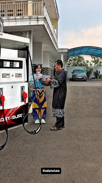 filling up the motorbike with gas⁉️@HipnaOfficial