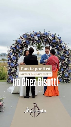🤝🏻CUMPRIMENTOS DOS PAIS & PADRINHOS| “Con te partiró”, de Sartori & Quarantotto, com arranjo para quarteto de cordas e teclado. 📍Cerimônia de Giovanna & Stefano, realizada em 13 de setembro, na @chezbisutti, em Mogi das Cruzes, SP ✨Assessoria de @mitsassessoria Quer saber mais sobre nosso trabalho? Deixe um comentário! #cumprimentosdospaisepadrinhos #contepartiro #musiccata #musiccataorquestraecoral #chezbisutti #musicaparacasamento #musiccata #musiccatacoraleorquestra #mitsassessoria #sartor