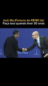Conselho de Jack Ma Jack Ma, fundador do Alibaba, tem uma história de superação e visão empreendedora. Nascido em 1964 na China, Ma cresceu em uma família humilde e enfrentou muitas dificuldades no início da vida. Foi rejeitado em dezenas de empregos, incluindo no KFC, e fracassou várias vezes em exames escolares. Nos anos 90, teve seu primeiro contato com a internet e percebeu a falta de empresas chinesas no ambiente digital. Em 1999, fundou o Alibaba, uma plataforma de comércio eletrônico volt