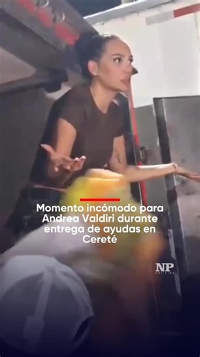 notipregonar on Instagram: "#Destacados | Durante su paso por el barrio Chuchurubí, en el municipio de Cereté, la influencer y empresaria barranquillera Andrea Valdiri vivió un momento tenso debido al desorden presentado en medio de la entrega de ayudas humanitarias. Valdiri se encontraba recorriendo varias zonas del departamento de Córdoba como parte de una iniciativa para respaldar a las familias damnificadas por las inundaciones. No obstante, la falta de organización y el incumplimiento de la