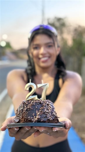 Letícia Silveira on Instagram: "E lá vou eu… correndo dos 27 como se desse pra escapar. 😅💨 Mas a verdade é que, por mais que eu tente fugir, a vida sempre me alcança, E AINDA BEM!🙏🏼❤️ Hoje eu completo 27 anos e, entre uma corrida e outra, percebo o quanto essa idade chegou trazendo mais do que números: trouxe aprendizados, amadurecimento, alguns sustos, muitas risadas e uma força que eu nem imaginava ter. Cada passo que eu dou mesmo aqueles em que tropeço me mostrou que estou exatamente onde