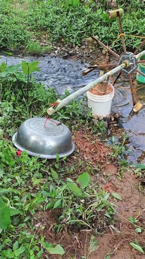 DIY Simple Stream-Powered Water Wheel with Metal Basin and Bucket