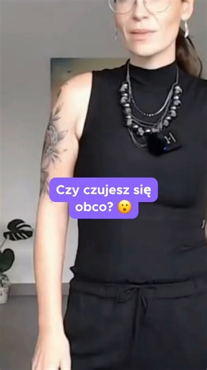 Depersonalizacja – co to właściwie jest? 🌀 To stan, który często pojawia się obok lęku. Depersonalizacja to uczucie odłączenia od samego siebie – jakbyś obserwowała swoje ciało czy myśli z zewnątrz. 👉 Możesz mieć wrażenie, że jesteś obca sama sobie, jakbyś nie była do końca obecna w swoim ciele. 👉 Objawy obejmują m.in.: poczucie, że ciało jest nierealne lub zmienione, trudność w rozpoznaniu siebie w lustrze czy emocjonalne odrętwienie. Podobnie jak derealizacja, jest to mechanizm obronny orga