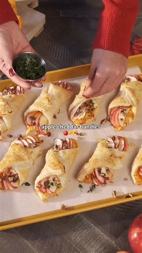 Apple Cheddar Puff Pastry Bundles 🍎🧀🥐 Sweet, savory, flaky - and the perfect appetizer or addition to your Thanksgiving table. Recipe: • 1 sheet JusRol Puff Pastry • 2 Honeycrisp apples, thinly sliced • Lemon zest • 8 oz sharp cheddar, grated • 1 egg (egg wash) • Honey • Thyme • Roasted pecans • Flaky salt How to make: 1️⃣ Toss sliced apples with lemon zest 4 tbsp honey. 2️⃣ Cut puff pastry into 8 squares. 3️⃣ Add cheddar → apples → more cheddar. 4️⃣ Fold, seal, egg wash, sprinkle flaky salt.