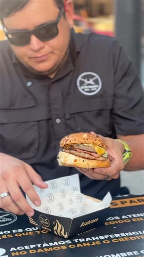 Una hamburguesa top 🔝 para gente top 🔝 Disponible aquí en @donmarioec 😎 ¿Ya la probaste?🔥 | Don Mario