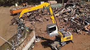 利勃海尔LH30轮式抓料机在废弃物工厂施工_哔哩哔哩_bilibili