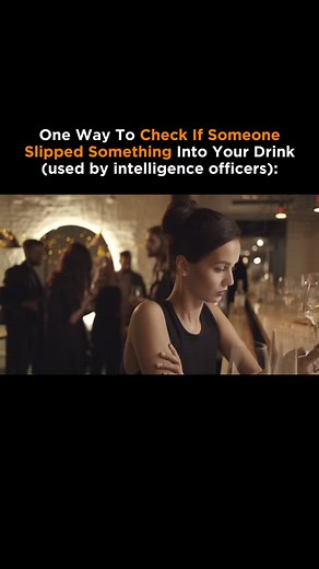 1️⃣ There are moments when three seconds of intuition matter more than years of experience. You’re standing at the bar, turn away for a second, come back — and suddenly the taste feels off. A strange smell. A faint metallic aftertaste. In that moment, everything depends on your attention. 2️⃣ In intelligence training, there’s a simple but powerful technique. When you return to your glass, don’t take a sip right away. Tilt the glass slightly and watch how the liquid moves. If you notice a thin fi