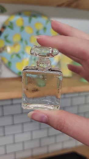 Candy Isomalt Perfume Bottle for today's Tutorial Tuesday! 💛 #isomalt #Sugar #simiisomalt #baking #cakedecorating