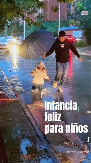 Bebé ama el agua, padres lo acompañan 💧❤️#AmorParental #infânciafeliz