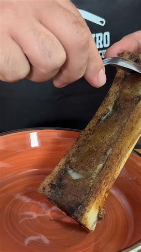 🥩🔥 Questa ricetta farà arrabbiare qualcuno. Perfetto così. Carne cruda, tritata al coltello. Midollo. E l’osso che invece di finire nel bidone… finisce in tavola. Sì, come piatto. Niente fuffa, niente decorazioni da ristorante fighetto. Solo roba buona, grassa, vera. Se stai pensando “eh ma io la tartare la faccio diversa”… bene. Questa non è la tua. 😌🔪 #grigliareduro #tartare #midollo #meatlover #carnecruda #foodreel #cucinavera #bbqitalia #rawmeat #nocompromise | Grigliare Duro