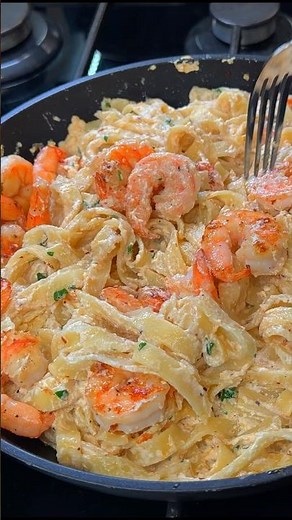 Creamy Garlic Chili Shrimp Fettuccine 🍤🍝✨