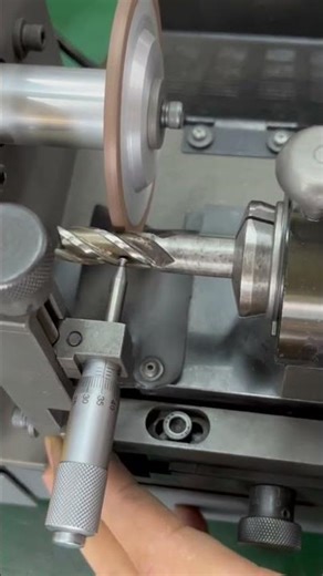 High-precision side edge grinding of milling cutters