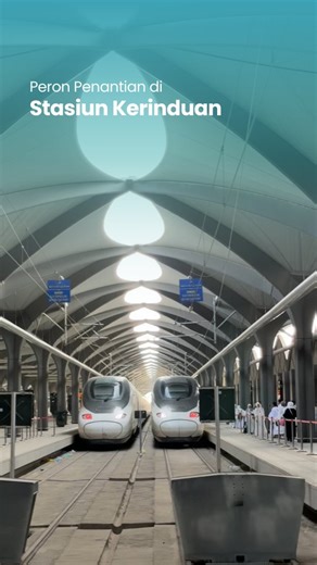 Rawda Umroh & Haji on Instagram: "Melaju Cepat Menuju Baitullah 🚄🕋 ​Ada debar yang tak biasa saat kaki melangkah masuk ke stasiun ini. Bukan sekadar stasiun kereta biasa, tapi "Stasiun Kerinduan" di mana setiap detiknya membawa kita semakin dekat dengan Ka'bah. ​Menuju Makkah dari Madinah kini terasa begitu singkat dengan Kereta Cepat Haramain. Di dalam kereta yang melaju kencang, ada doa-doa yang dipanjatkan, ada dada yang kian sesak oleh rindu, dan ada lisan yang tak henti melantunkan Labbai