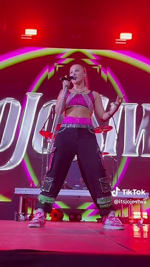 JoJo Siwa and Chris Hughes Perform Bette Davis Eyes