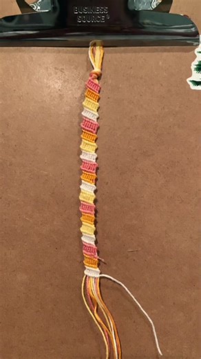 Making a flip flop friendship bracelet #bracelets #friendshipbracelets #flipflopbracelet #string #makingbracelets