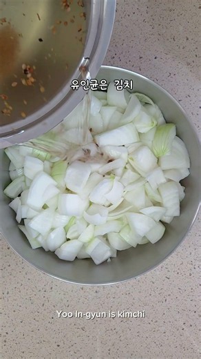 Seasonal Onion Dish Good for Rhinitis: Making Onion Pickles (with Beneficial Bacteria)