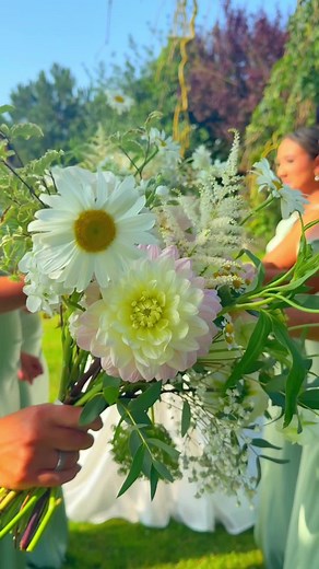 The most beautiful flowers from @tobi_and_ro leaning heavily on the daisies & wild garden vibes 🤍✨💫 #weddingvibes #weddingflowers #weddingtok