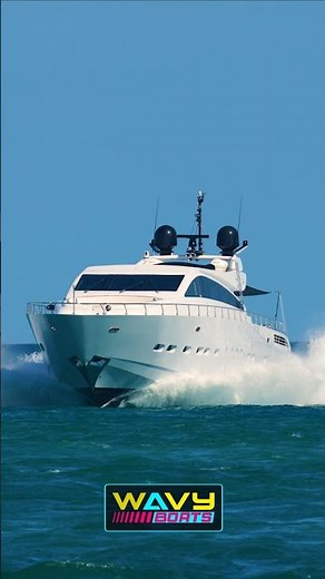 100ft Leopard yacht doesn't slow down at Haulover Inlet | Wavy Boats