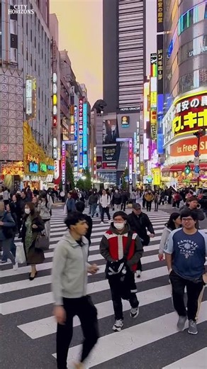 Shinjuku Crossing / Godzilla Head in Tokyo