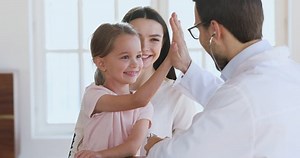 Male Pediatrician Hold Stethoscope Exam Cute: stockbeeldmateriaal en -video's (rechtenvrij) 1044436999 | Shutterstock
