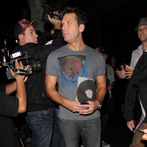 Dane Cook s'excuse publiquement au sujet de la fusillade au Colorado - Hollywoodpq.com