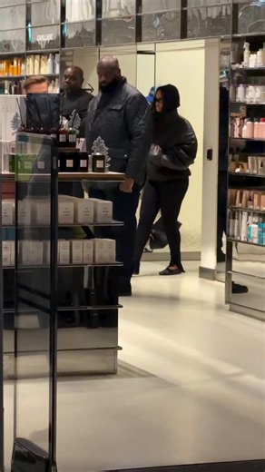 Le garde du corps de Rihanna a clairement oublié pendant une seconde qu'il protégeait Rihanna 😭