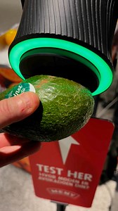 Er avokadoen egentlig moden?🤔 Du kjenner til det. Du klemmer og klemmer, er den for hard, for myk eller er den helt perfekt? 🥑 Nå kan du scanne avokadoen for å sjekke om den er moden! Avokado-scanneren er en test i to butikker 👉 Meny Ringnes Park og Meny Tveita! | MENY