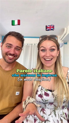 🇮🇹 Parole italiane che gli inglesi usano… ma con un significato completamente diverso! 🤯🇬🇧 Se pensi che “latte”, “bimbo”, “pepperoni” e “panini” significhino la stessa cosa in inglese e in italiano, preparati a una sorpresa! 😅 Questi sono alcuni dei falsi amici più divertenti tra italiano e inglese e sono anche tra gli errori più comuni che fanno gli italiani quando parlano inglese. 📚 In questo video scoprirai: ☕ Latte 👶 Bimbo 🍕 Pepperoni 🥪 Panini Conoscevi già il loro vero significato