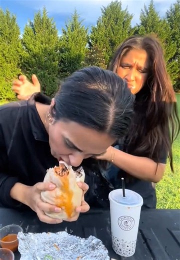 Sushi Mukbang: Moona Refuses to Let Go of the Food