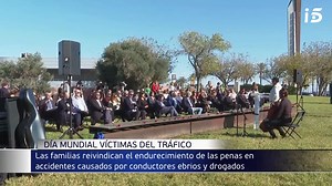 España celebra este domingo 19 de noviembre el Día Mundial en Recuerdo de las Víctimas de Accidentes de Tráfico. En España, según la DGT, más de 1.100 personas perdieron la vida en las carreteras en el último año. Por esta razón, los manifestantes reclaman a las instituciones que sean más firmes y eleven las penas a los condenados | Informativos Telecinco.com